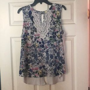 Sleeveless floral blouse with lace